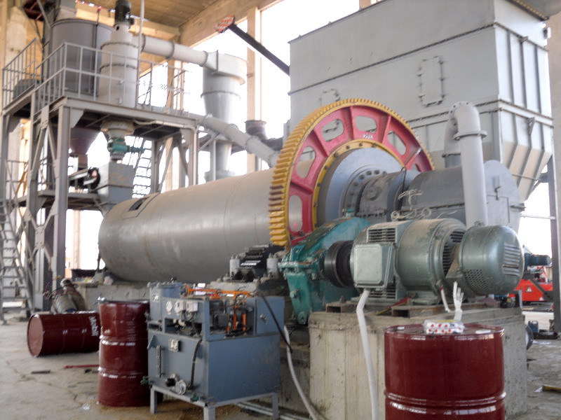 ball mill interior with grinding media